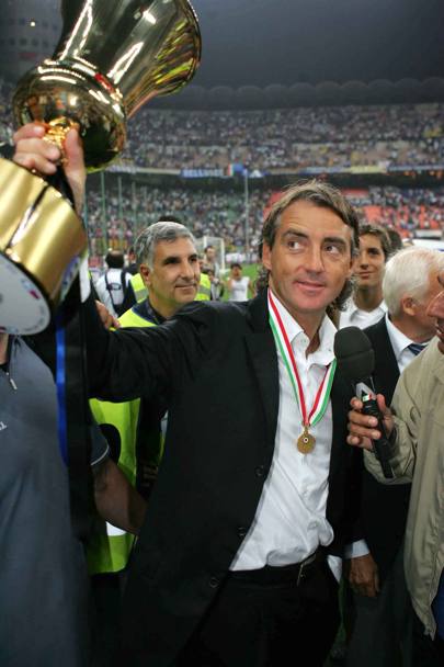 15 gugno 2005, finale di Coppa Italia : Mancini solleva la coppa conquistata nella partita di ritorno contro la Roma (Omega) 